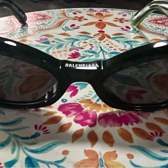 New Pair of Balenciaga Green Sunglasses - Picture 3 of 5